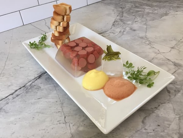 1. Что думаете насчёт такого разобранного хот-дога?