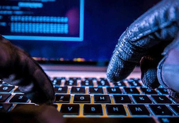 Polise göre, e - posta mesajlar bir kaç önce Adobe ve Dropbox gibi şirketlerdeki sızıntı sonucu elde edilmiş şifreler.
