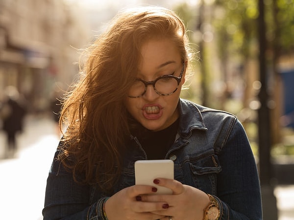 5. Вас раздражает, когда незнакомые люди вам пишут (комментируют фото) в соцсетях?