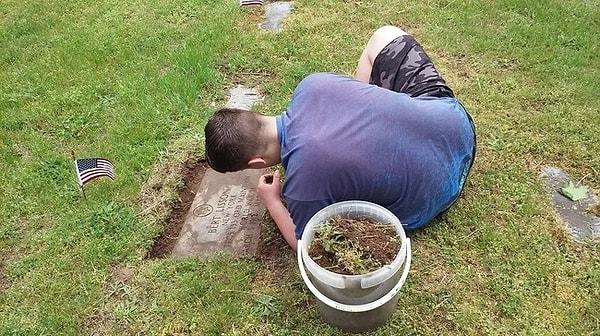 19. Bu adam her yıl yaşadığı yerdeki mezarlığa gidiyor ve unutulan kahramanların mezarlarını temizliyor.