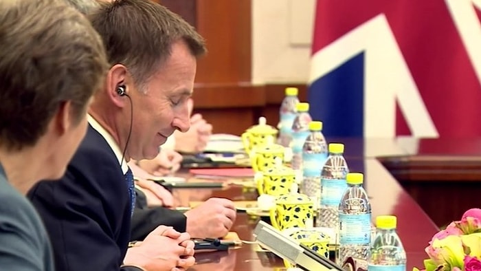 İngiltere Dışişleri Bakanından Efsane Gaf: 'Benim De Eşim Japon... Pardon Çinli'