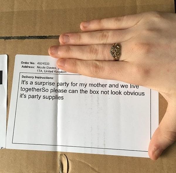 6. "Anneler günü için annemi şaşırtmayı denedim ama sipariş notumu kutunun üzerine ekledikleri için çok başarılı olamadım."