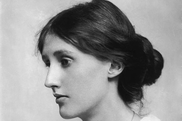 10. Эта английская писательница страдала от глубокой депрессии. Впоследствии она утопилась в реке, наполнив карманы пальто камнями.