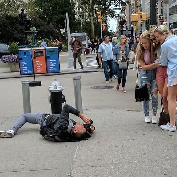 15. Лицо женщины на заднем плане полностью передает всю абсурдность ситуации