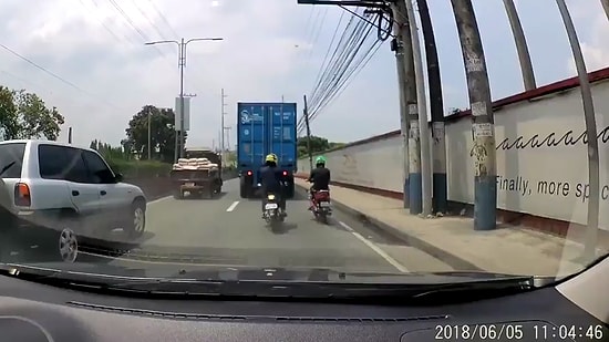 Yaşayacağı Ömrü Varmış: Kafasının Üzerinden TIR Geçen Adamı Koruyan Kask