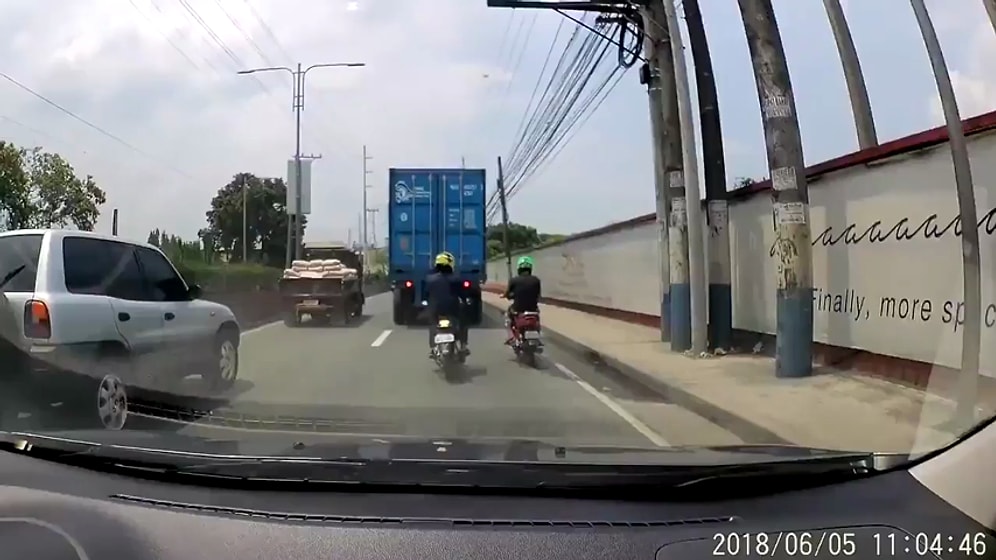 Yaşayacağı Ömrü Varmış: Kafasının Üzerinden TIR Geçen Adamı Koruyan Kask