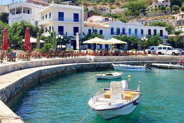 "Yunan Adaları" denilince herkesin ilk aklına gelen şey deniz, beyaz evler ve elbette eğlence oluyor. Fakat Ikaria'nın hepsinden çok çok farklı bir özelliği var. Merak ettiniz mi?