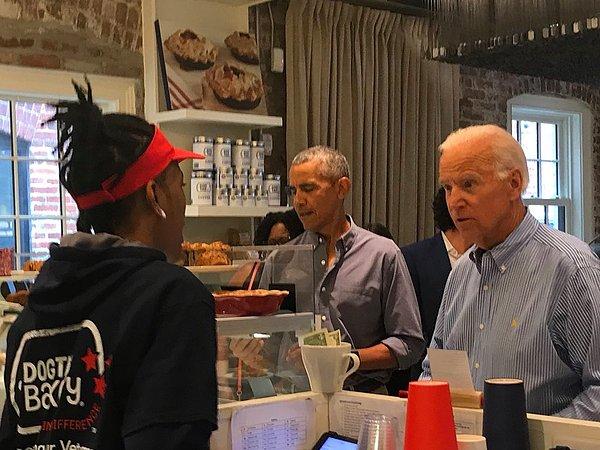 Eski ABD başkanı Barack Obama ve son dönem yardımcılığını yapan Joe Biden, dün bir kafeye gidip karınlarını doyurmuşlar.