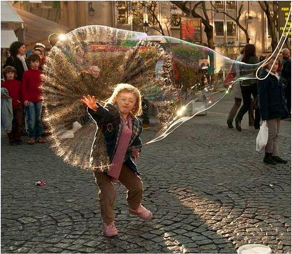 1. Küçük kız balonları patlatır.