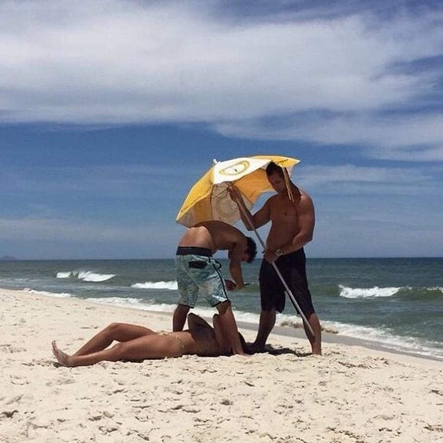 Мужчина и женщина на пляже. Мужчина отдыхает на пляже. Парни на пляже. Подруги на пляже.