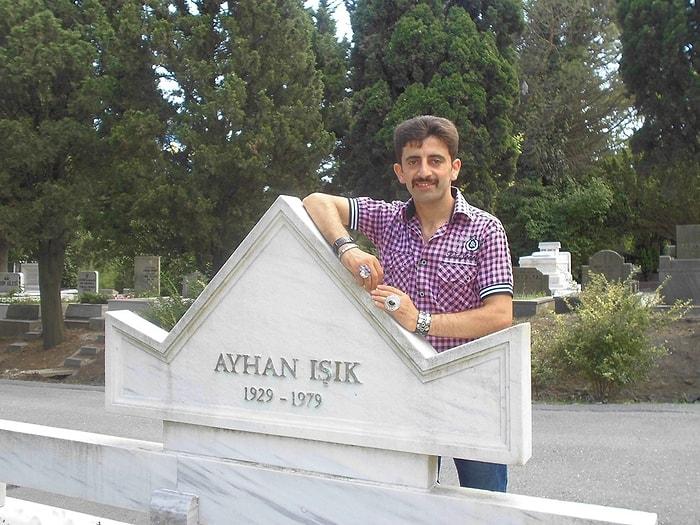 Ünlü Mezarlarını Gezip Anma Videoları Çeken Bir Değişik Adam: Hakan Öksüz