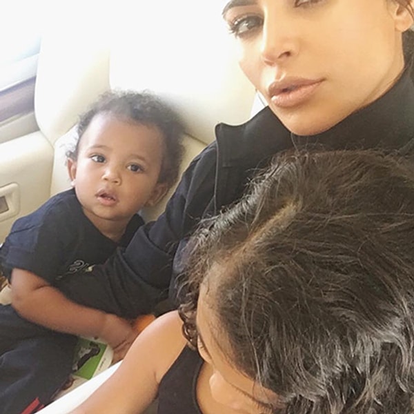 6. Фото Ким Кардашьян с детьми в автомобиле, на первый взгляд, тоже вполне безобидное.