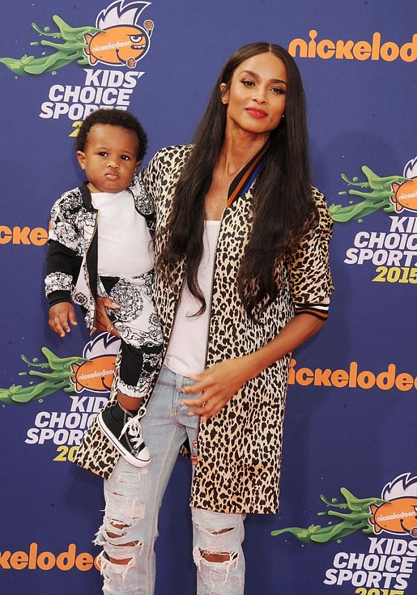 9. "Бедные дети", - написали подписчики под видео Сиары, в котором она вместе с трехлетним сыном и трехмесячной дочкой катается на аттракционах в Китае.