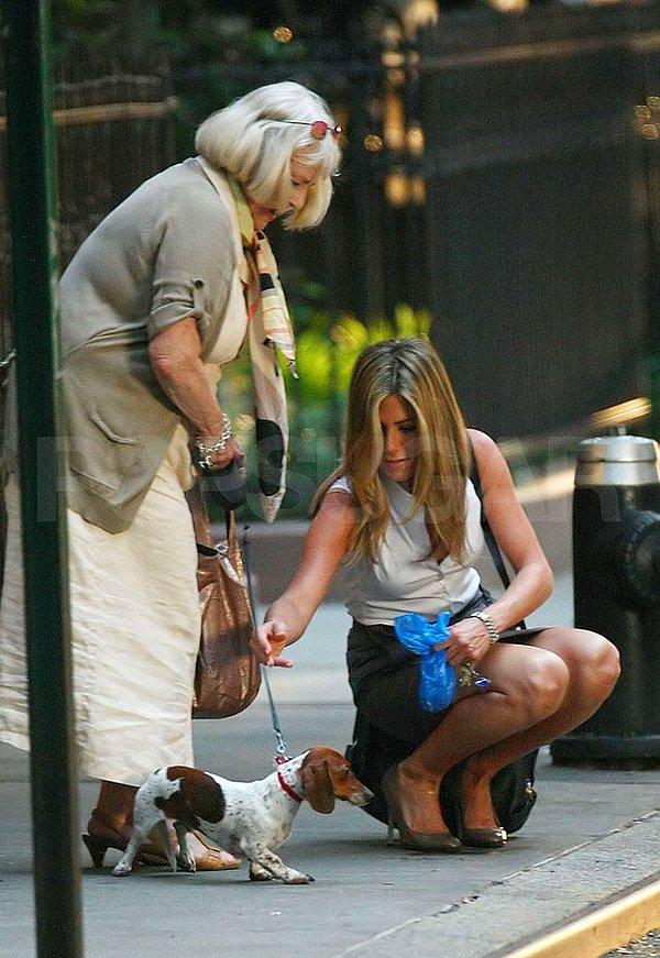 9. Jennifer Aniston, yaşlı bir kadına yardım etmek için köpeğinin kakasını temizliyor...