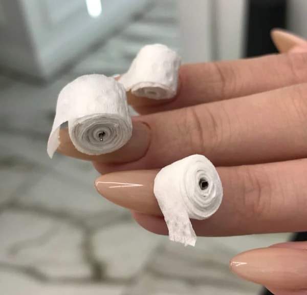 3. Только посмотрите на эти потрясающие детализированные работы! Например, как вам такая туалетная бумага на ногтях?