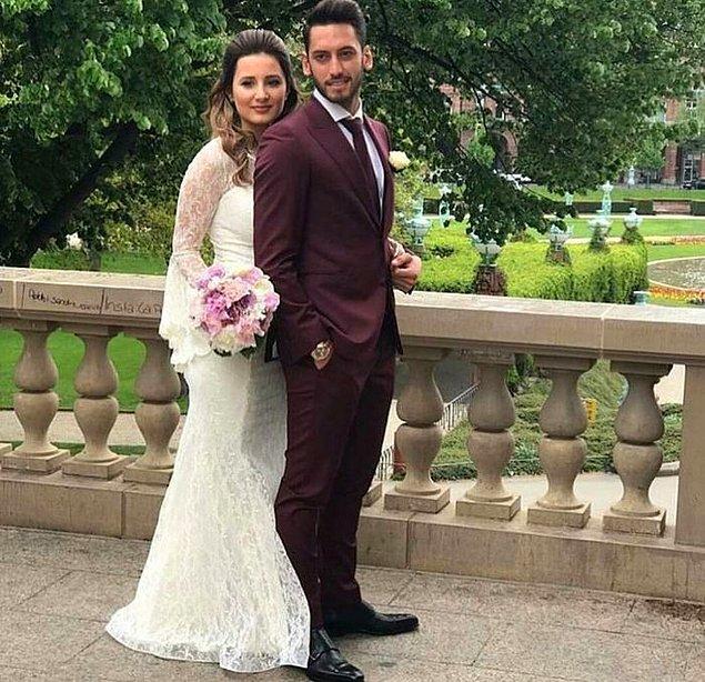 Yıldız futbolcu Hakan Çalhanoğlu, uzun zamandır birlikte olduğu sevgilisi Sinem Gündoğdu ile geçtiğimiz yıl dünyaevine girmişti.