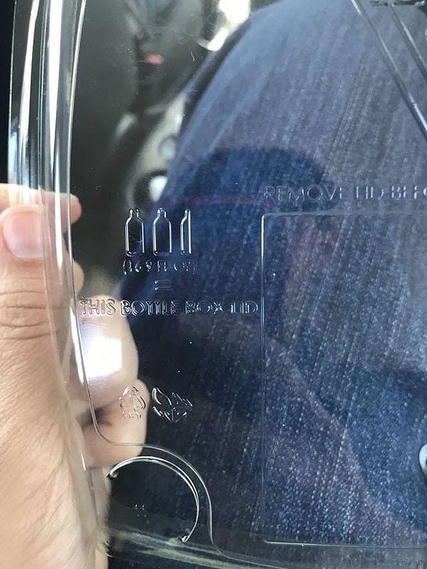 16. Крышка этой коробки для еды на вынос сделана из переработанных пластиковых бутылок из под воды (из 2,5 бутылок, если быть точнее)