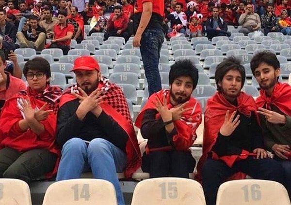 12. İranlı kızlar destekledikleri takımı izlemek için erkek kılığına girerek stadyuma gitmişler.
