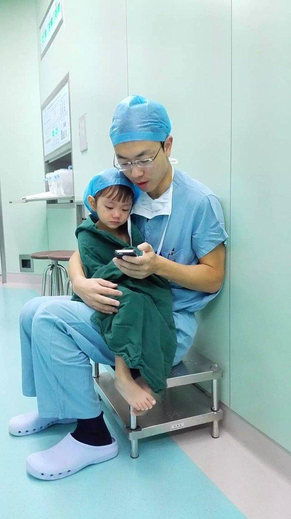 4. Ameliyattan önce ağlayan çocuğu rahatlatmak için onunla çizgi film izleyen kalp cerrahı.