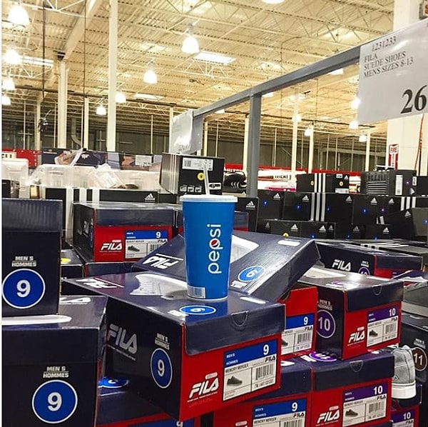 3. Вот из-за таких ленивых людей многие продавцы не разрешают заходить в магазин с напитками