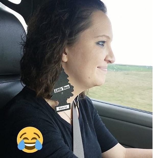 12. Эта девушка вынуждена носить сережки из освежителей воздуха, чтобы хоть как-то уберечь свой "беременный" нос ото всех этих ОТВРАТИТЕЛЬНЫХ ЗАПАХОВ!