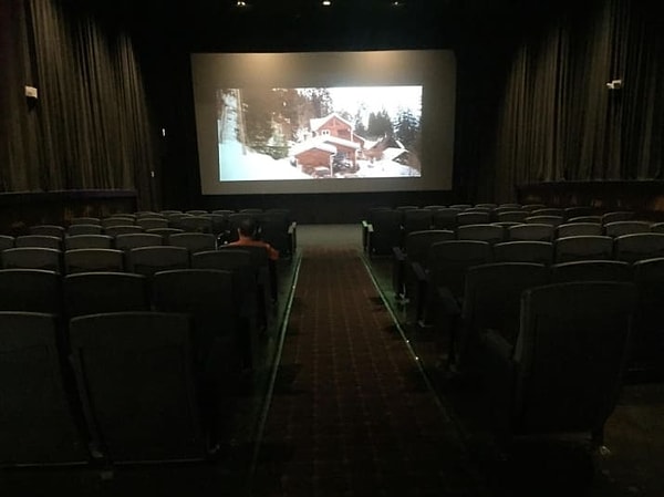 5. В этом кинотеатре вы не сможете купить свое любимое местечко посередине.