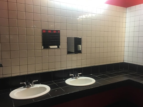 9. Любопытно: какая задумка была у людей, вешавших эти зеркала?