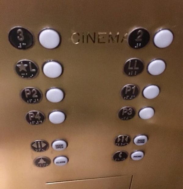 10. Лифт-шутник, который ставит вас перед выбором, когда вы просто хотите посмотреть кино.