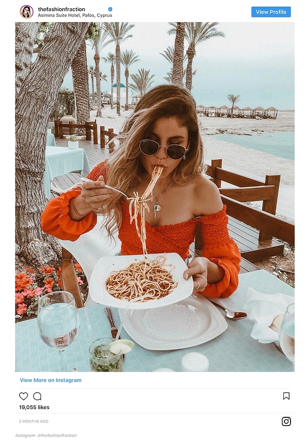 13. Попроси друга сфотографировать тебя в процессе наслаждения новым блюдом: скучными снимками еды на тарелках уже никого не удивишь!