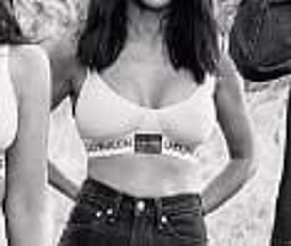 Но больше всех, конечно, бросается в глаза эта непонятная рука.