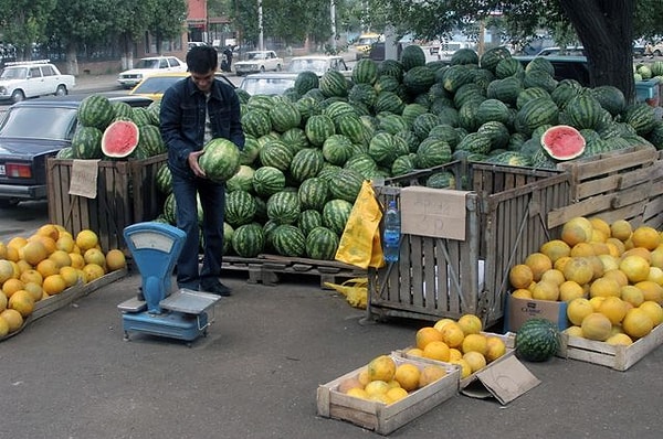 2. Вправе ли вы потребовать от продавца арбузами показать медицинскую книжку?