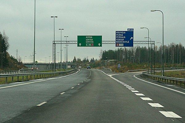 5. 2002 yılında, Finlandiya’da yaşayan yetmiş yaşındaki bir adama bisikletle karşıdan karşıya geçtiği sırada kamyon çarpar. Yaşlı adam olay yerinde hayatını kaybeder.