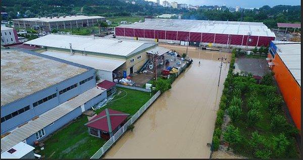 Ayrıca etkili sağanak yağış sonucu Fatsa Organize Sanayi Bölgesi de su altında kaldı.