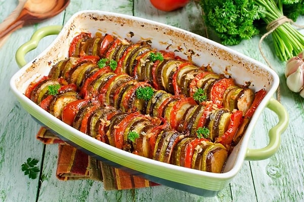 7. Для приготовления рататуя используются такие овощи, как перец, баклажаны и...