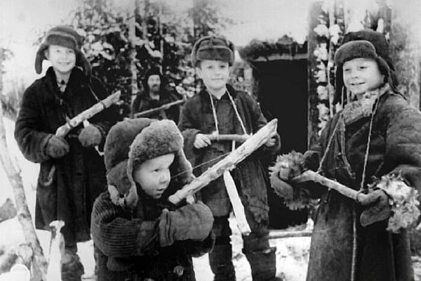 4. Участники этой игры разбивались на две команды. Первые загадывали пароль и убегали от вторых, при этом оставляя на асфальте или на стенах условные знаки, по которым их можно было найти. Преследователям нужно было найти беглецов и выпытать секретное слово.