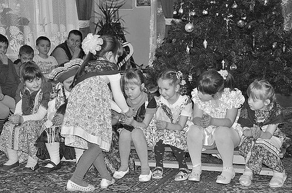 7. Участники данной игры, сев в ряд, соединяют ладошки в виде лодочек. Водящий незаметно вкладывает в руки ребят предмет (колечко, камень, пуговицу). Тот, кому достался атрибут, должен по команде выбежать, а остальные участники мешают ему это сделать.