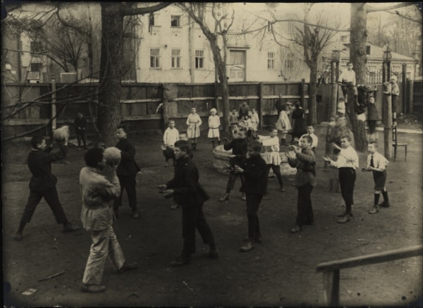 10. Игроки становятся в круг и перебрасывают мяч. Если кто-то вовремя не смог отбить его, то садится в центр круга. Он пытается поймать мяч, при этом не вставая с корточек. Смог это сделать? Значит, все пленники освобождаются.