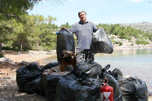 7. Bozburun ve Kızılada'da belediye görevlileriyle ile birlikte çöp toplayan Tarık Tarcan