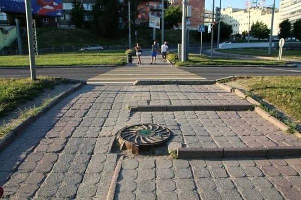 4. Ну конечно, лестница же самое удобное место для установления люка теплотрассы