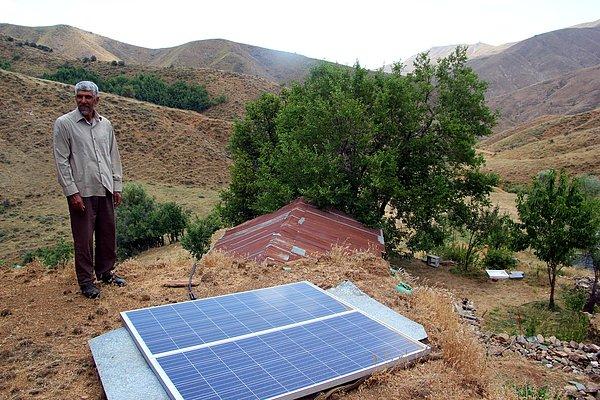 Güneş enerjisini elektrik enerjisine çeviren panelleri köye getirip sistemi kuran mezra sakinleri, ürettikleri enerji ile temel ihtiyaçlarını karşılamaya başladı.