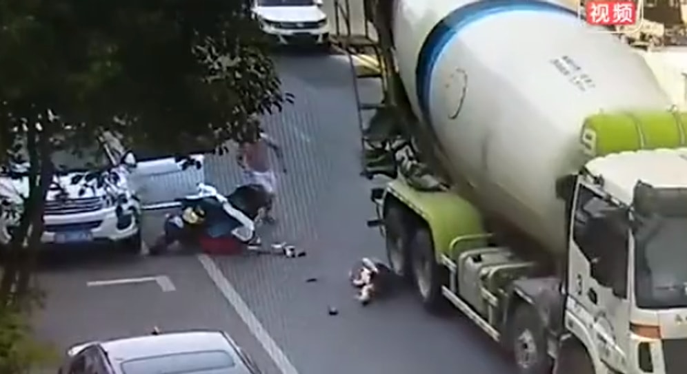 Araç Kapısını Açarken Arkanızı Kontrol Etmeniz Gerektiğini Gözler Önüne Seren Kaza Anı!