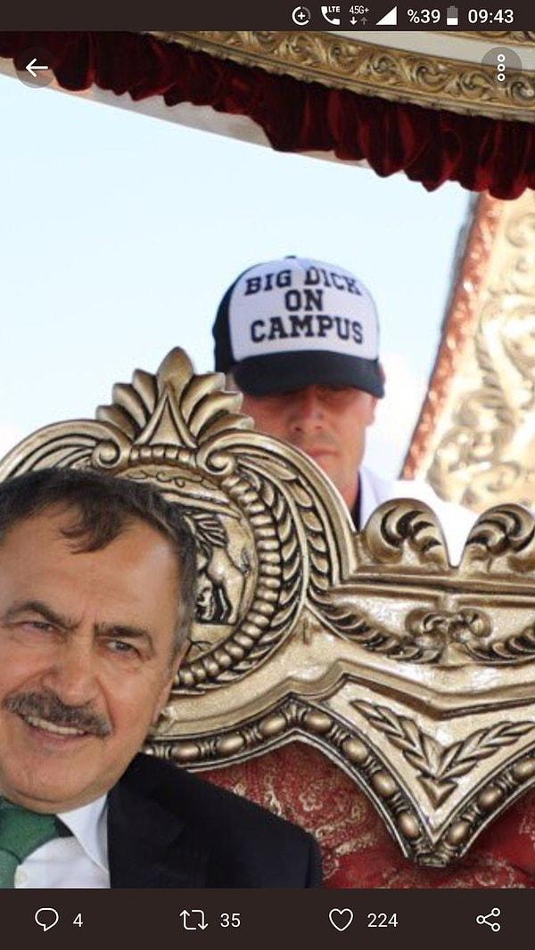 Arkasında duran adamın şapkasında yazan yazıdan eski Bakan Veysel Eroğlu'nun haberi olmadığı da aşikâr...