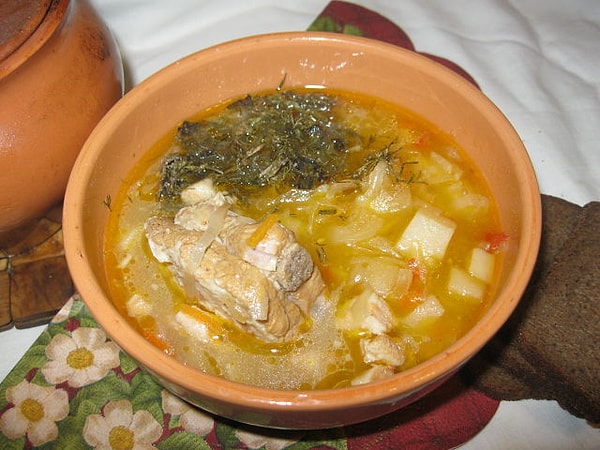 13. "Покамест ему подавались разные обычные в трактирах блюда, как-то: щи с слоеным пирожком, нарочно сберегаемым для проезжающих в течение нескольких неделей, мозги с горошком, сосиски с капустой, пулярка жареная, огурец соленый и вечный слоеный сладкий пирожок, всегда готовый к услугам…"