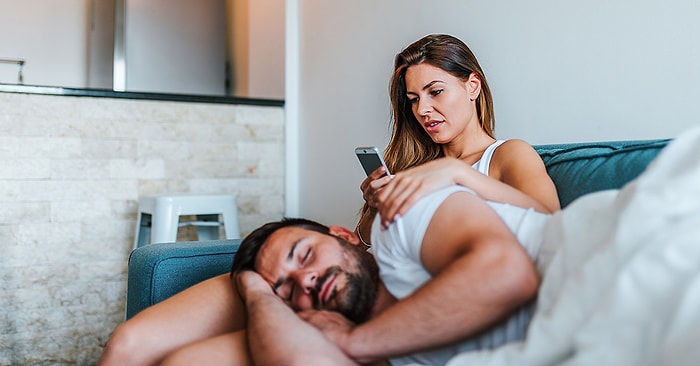 Partnerinizin Telefonunu Gizlice Kurcalamamanız İçin 12 Aşırı Mantıklı Sebep