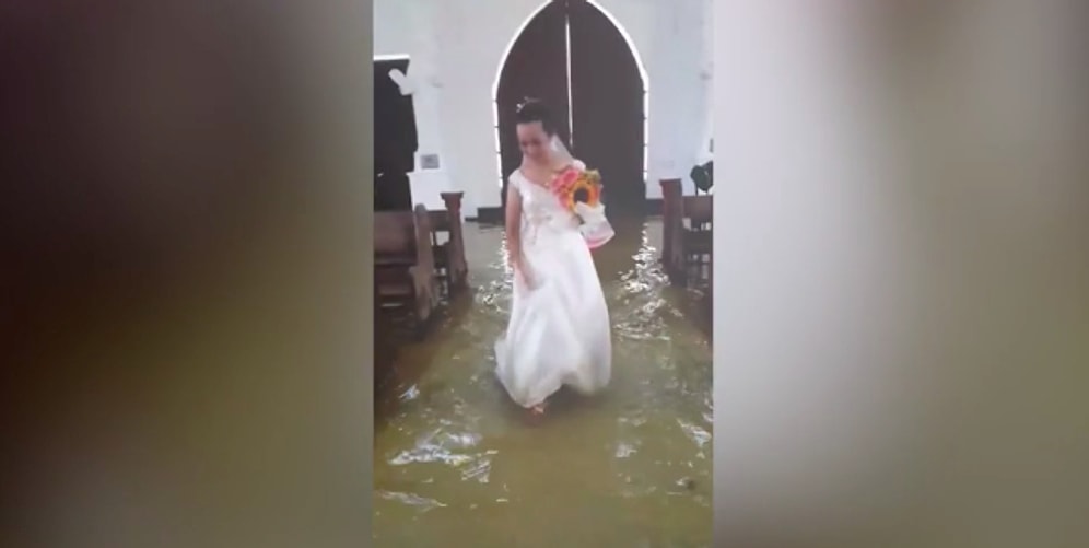 Вода не помеха: На Филиппинах провели свадебную церемонию в затопленной церкви