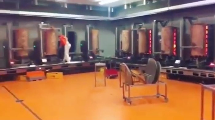 Bu Mekana Bayılacaksınız: Döner Kesme Fabrikasının İnsanı İçine Çeken Muhteşem Görüntüleri