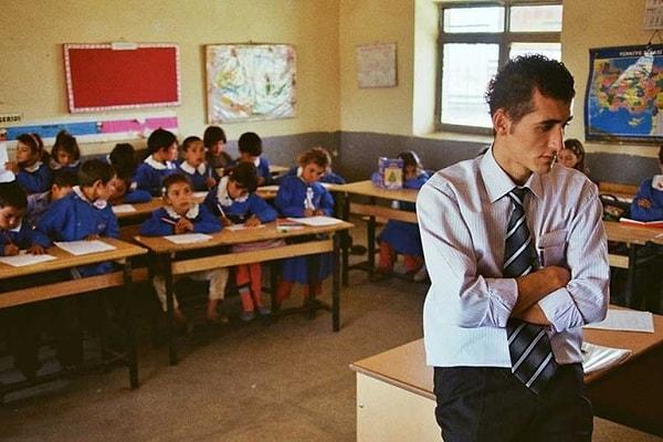 10. Eveeeeet 'İki Dil Bir Bavul' harika bir belgesel. Türk öğretmenin, uzak bir Kürt köyündeki bir yılını izliyoruz. Öğretmen Kürtçe bilmiyor, çocuklar ise Türkçe. Sizce bir yılda birbirlerine dillerini öğretebilmişler midir?