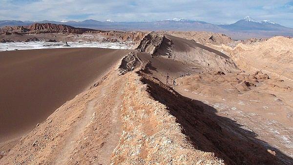 5. Şili'de yer alan Atacama Çölü dünyanın en kuru çölüdür. Düzenli kayıtlar tutulmaya başlandığından bu yana bu çölün bazı kısımlarına yağmur yağdığı görülmedi. Hatta, bazı bilim insanları bu kısımların 40.000.000 yıldır yağmur değmediğine inanılıyor.