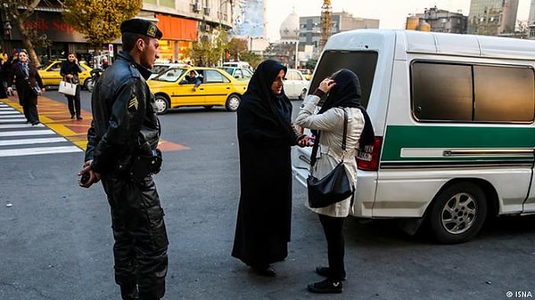 Bugün şortunuzun kısalığını, hiçbir kanuna dayanmadan ölçme cüretini kendilerinde bulanlar; yarın "saç telin gözüküyor" diye ceza kesen ahlak polislerine dönüşmezler mi?