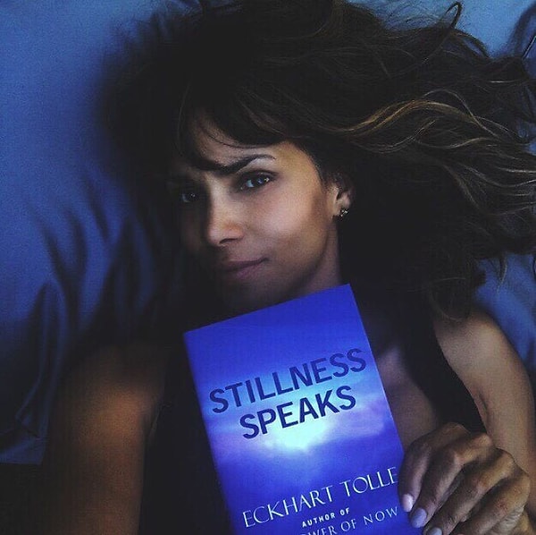 20. Она также находит время для чтения, благодаря чему ей удаётся расслаблять свой разум.